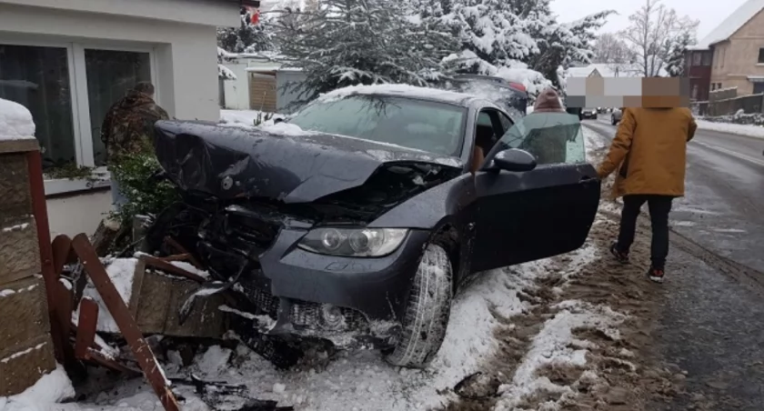 Nietrzeźwy kierowca BMW nie opanował samochodu i wpadł na posesję