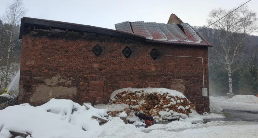 Strażacy ucierpieli podczas walki z pożarem. Trafili do szpitala