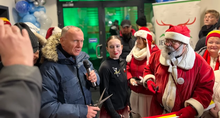 Tłumy na otwarciu jeleniogórskiego lodowiska. Dziś jeżdżą za darmo