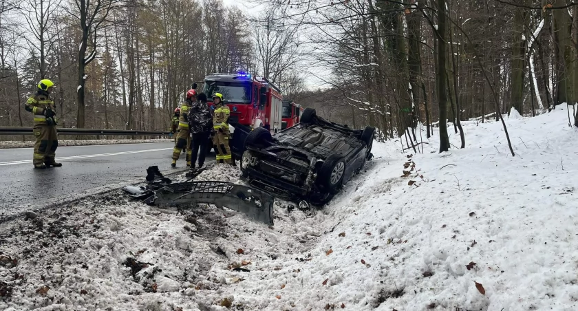 Wypadek na trasie Jelenia Góra - Bolków. Ślisko na drogach.