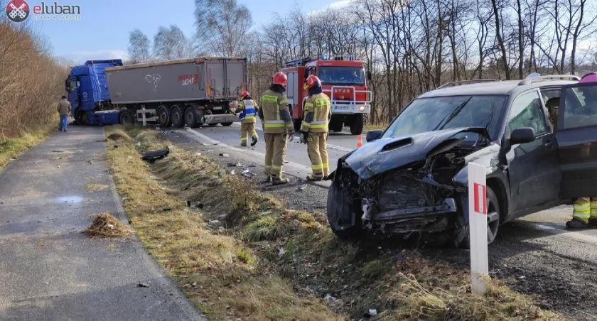 Groźne zdarzenie na DK 30. Osobówka z impetem uderzyła w ciężarówkę