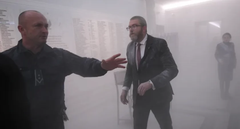 Skandal w Sejmie. Poseł z gaśnicą ruszył na świece chanukowe