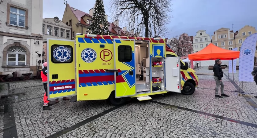 Kolejne dwie nowoczesne karetki w jeleniogórskim pogotowiu
