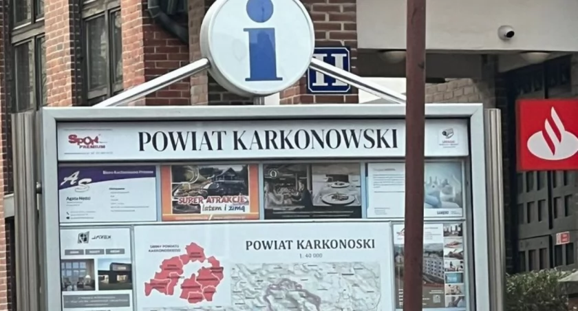 Powiat Karkonowski? Żenujący błąd na tablicy informacyjnej