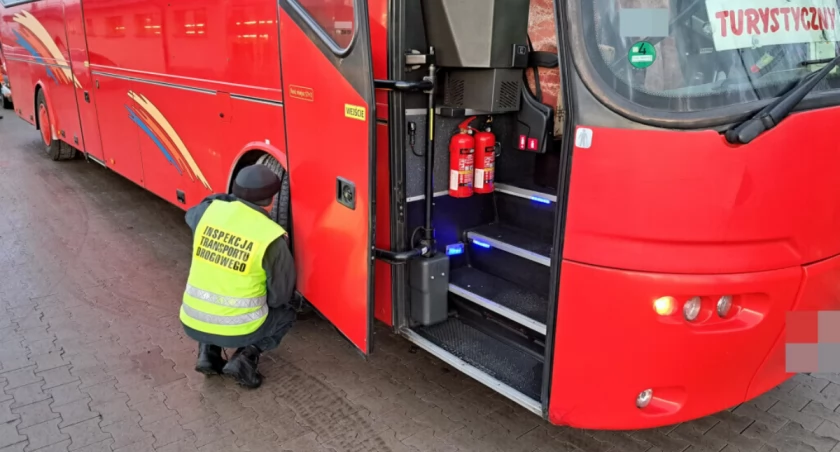 Niesprawny autobus wiozący dzieci na wycieczkę
