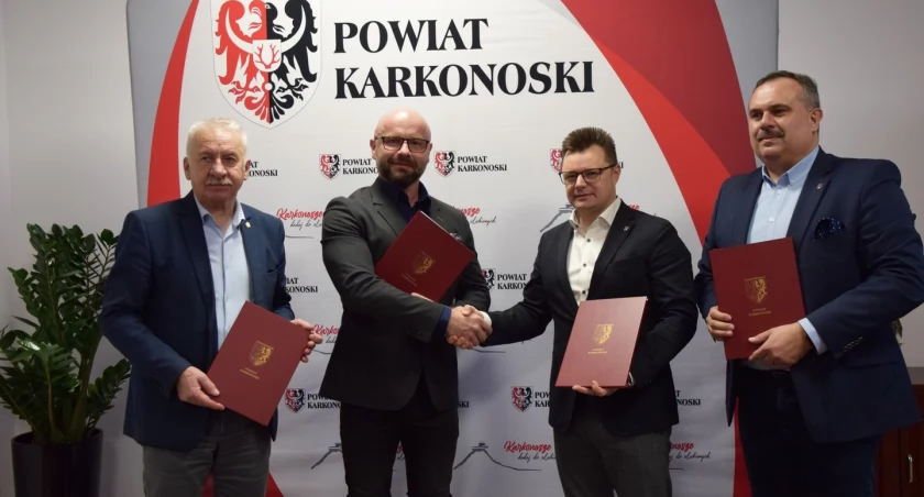 Podpisano umowę na przebudowę drogi powiatowej w Sosnówce