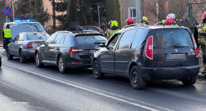 Utrudnienia w ruchu na ulicy Lubańskiej po zderzeniu trzech pojazdów