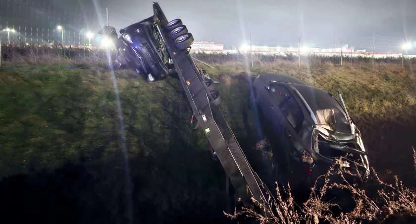 Groźnie na A4. Laweta z samochodami poza drogą