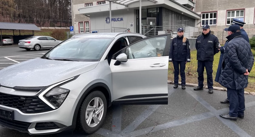 Nowy nieoznakowany radiowóz wyrusza na jeleniogórskie drogi