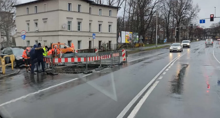 Zapadnięta nawierzchnia na ulicy Wolności. Trwają prace