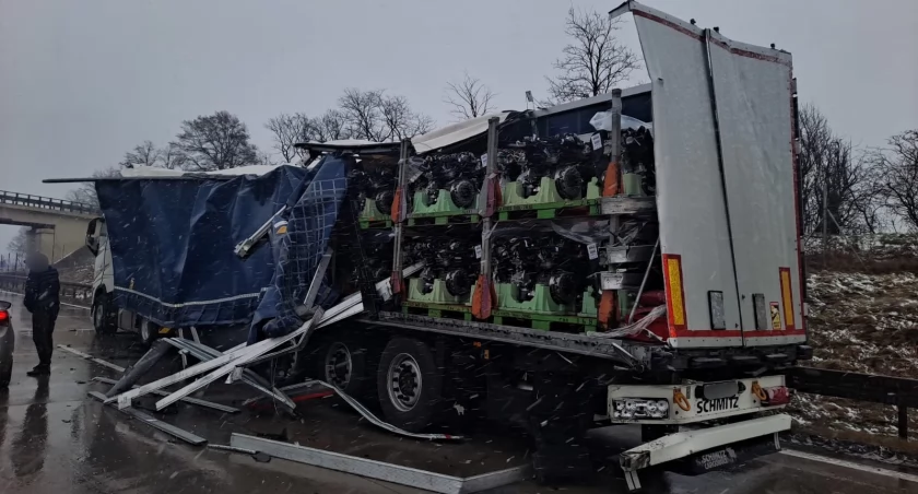 Autostrada A4 zablokowana w kierunku Wrocławia po zderzeniu ciężarówek