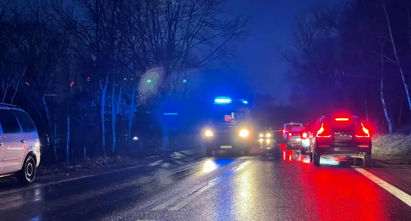 Rybnica : Potrącenie na krajowej trzydziestce. Poszkodowany w ciężkim stanie trafił do szpitala