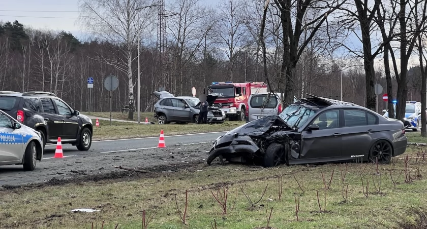 BMW zawinięte na drzewie. Groźny wypadek na wylotówce w kierunku Wrocławia