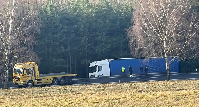 Ciężarówka w rowie na dk30. Kierowca prawdopodobnie zasnął za kierownicą.