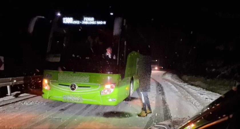 Kursowy autobus do Pragi utknął na śliskiej drodze przed granicą