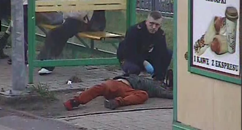 Zakrwawiony mężczyzna leżał przy przystanku