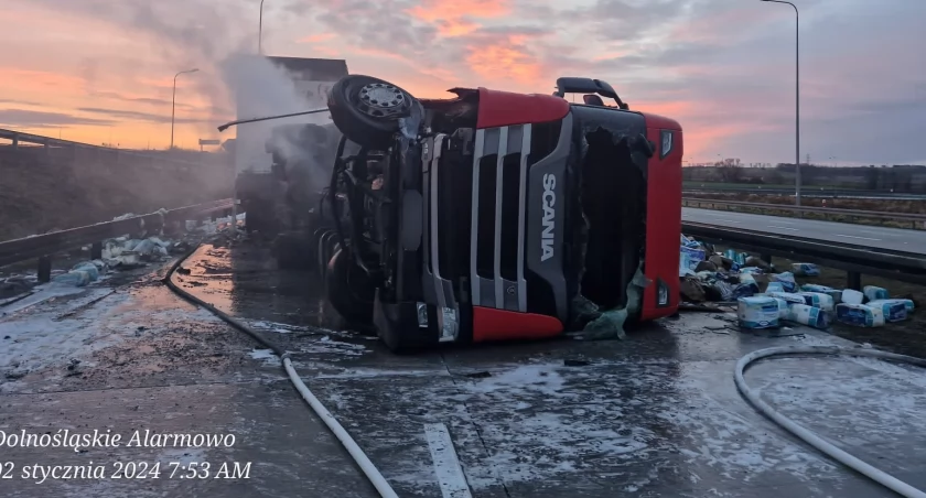 Na autostradzie spłonęła ciężarówka