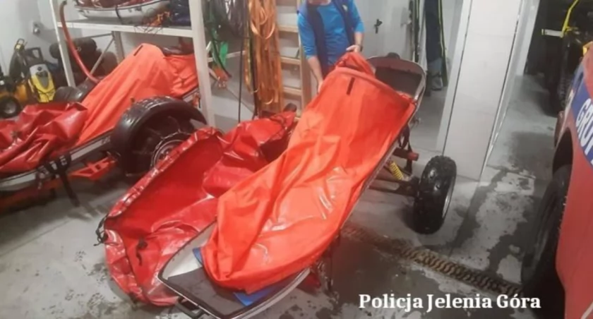 Pijany Poznaniak zniszczył sanie GOPR-u. Ratownicy udzielali mu pomocy