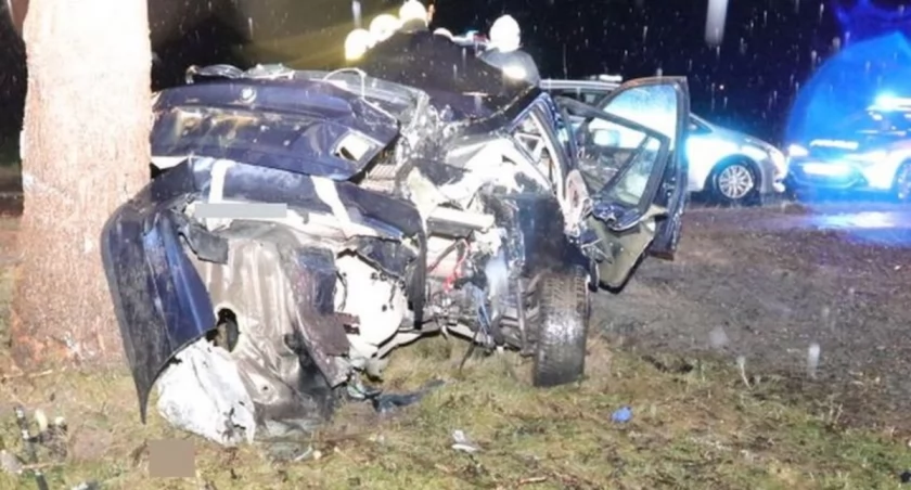 Kierowca BMW zginął po uderzeniu w drzewo