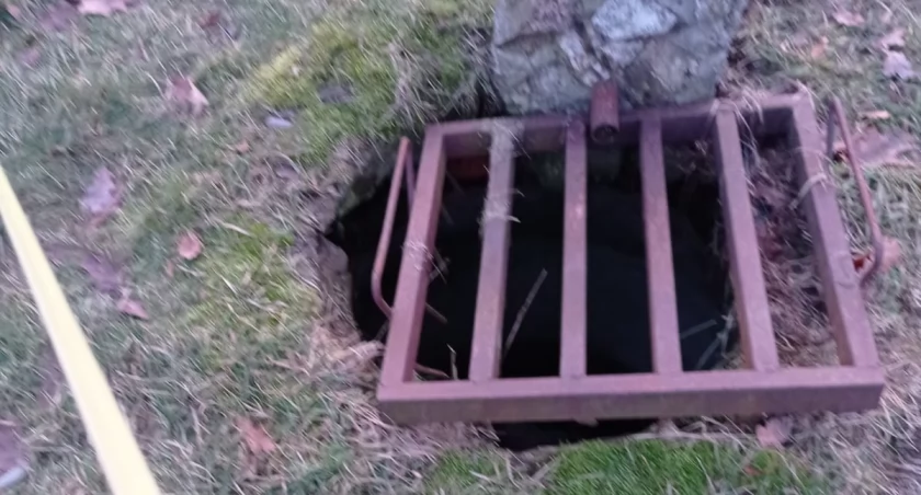 Ogromna dziura przy boisku. Dzieci muszą uważać