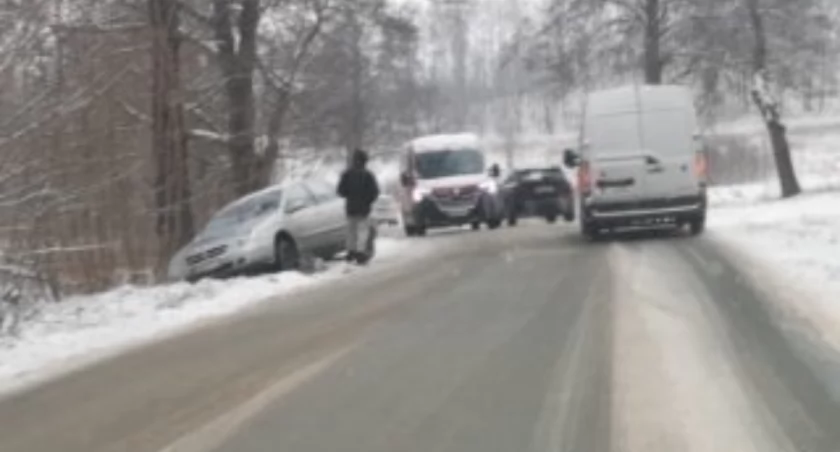 Kierowca osobówki przekonał się o trudnych warunkach na drodze