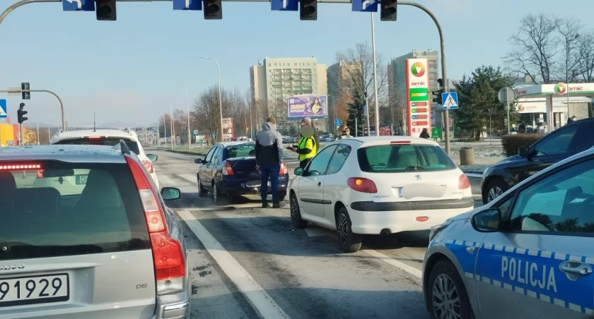Zderzenie na alei Jana Pawła II. Zablokowany pas ruchu