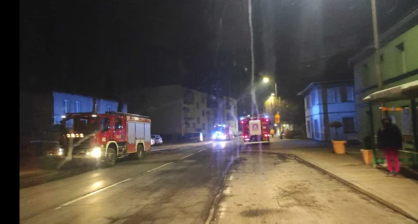 Poranna ewakuacja mieszkańców budynku w Sobieszowie