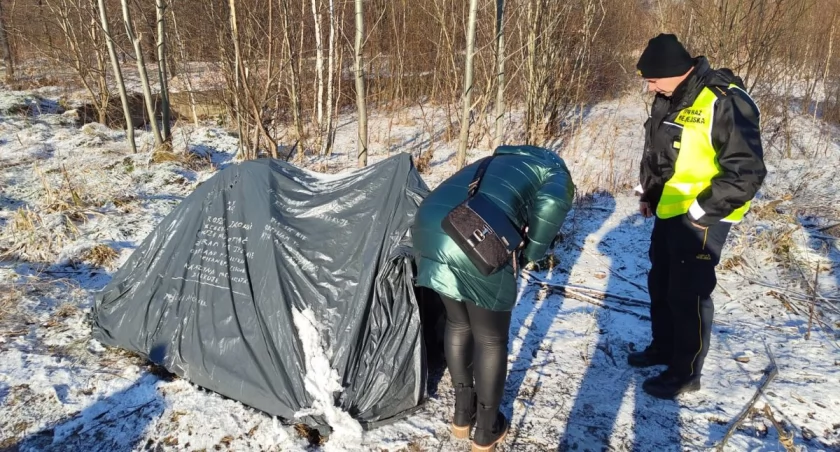 Temperatura na zewnątrz sięga nawet -20 stopni, a kobieta wciąż koczuje w namiocie