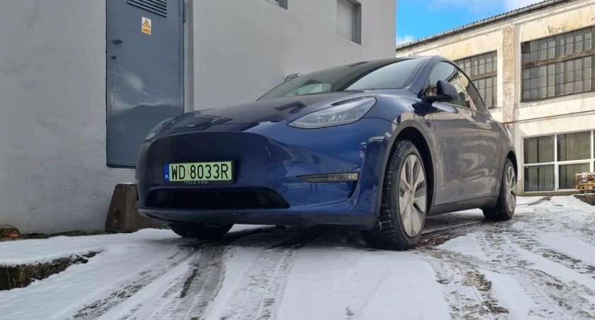 Elektrykiem pod prąd - Jak redakcyjna tesla sprawuje się zimą?