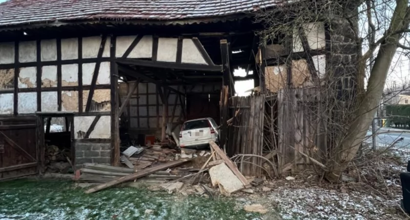 Ktoś wjechał w stodołę. Nikt nie przyznaje się do winy