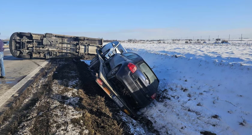 Laweta z przyczepą wpadła do rowu na autostradzie A4. Utrudnienia w kierunku Wrocławia