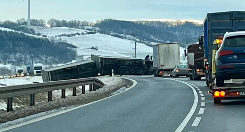 Obwodnica Bolkowa zablokowana. Na jezdni leży przewrócona ciężarówka