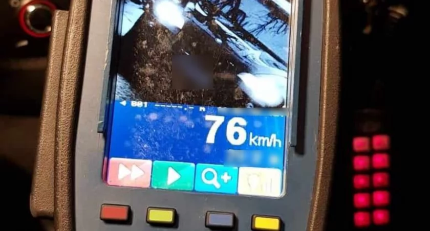 Nie zatrzymał się, bo myślał, że policjant tylko mu macha