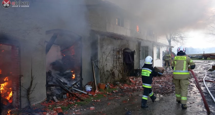 Rodzina straciła dach nad głową. Potężny pożar w Wyrębie