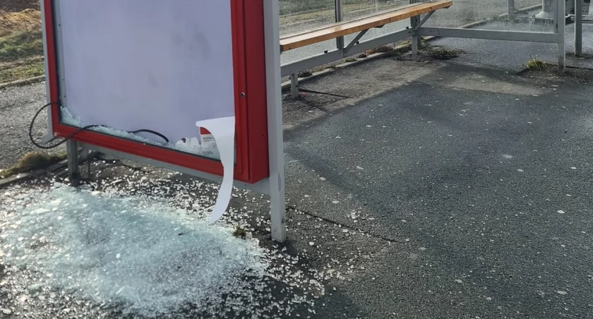 Ktoś zniszczył wiatę przystanku autobusowego