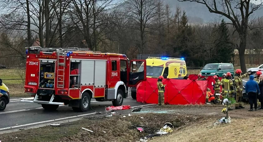Groźny wypadek w Radomierzu. DK 3 zablokowana