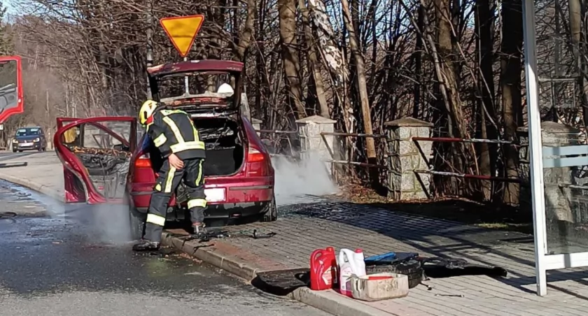 Pożar samochodu w centrum miasta