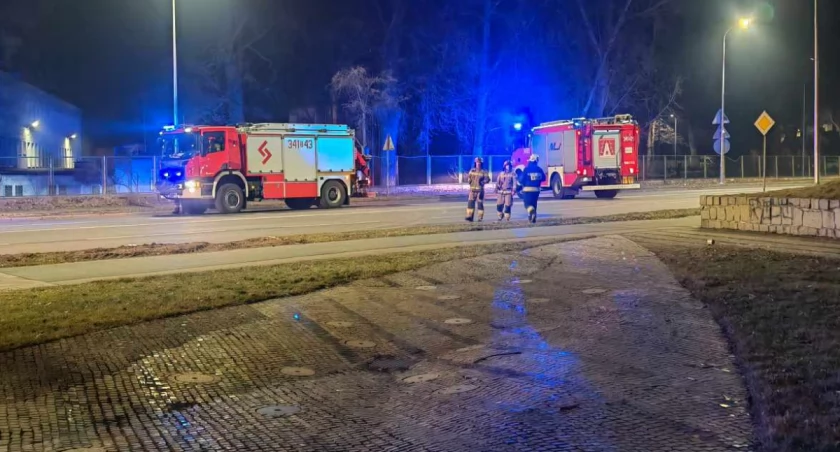 Zamknięta ulica Wolności w Jeleniej Górze. Wydzielona strefa zagrożenia.