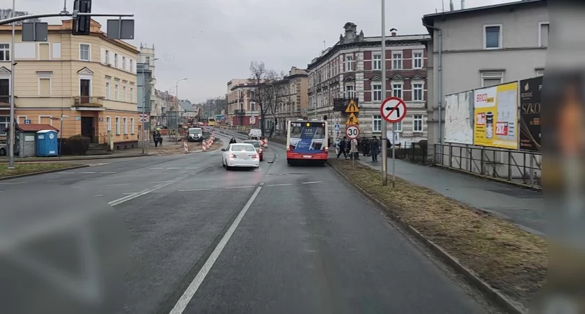 Zderzenie osobówki z autobusem MZK. Utrudnienia na dużym skrzyżowaniu