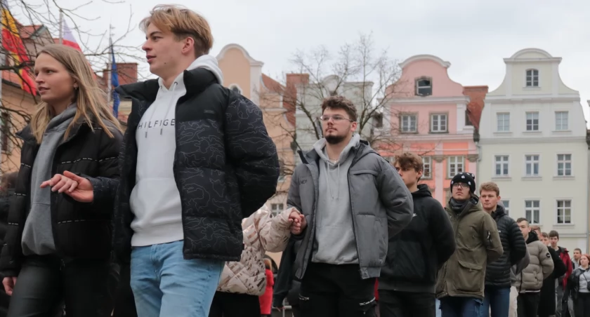 Po raz szósty zatańczyli Poloneza na Placu Ratuszowym