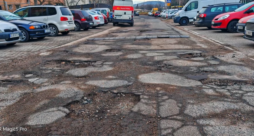 Jelenia Dziura - ulica Karłowicza. Zapraszamy na slalom gigant