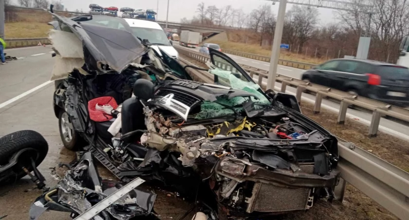 Tragedia na autostradzie pod Legnicą. Auto osobowe wbiło się pod naczepę TiRa. Dwie osoby nie żyją.