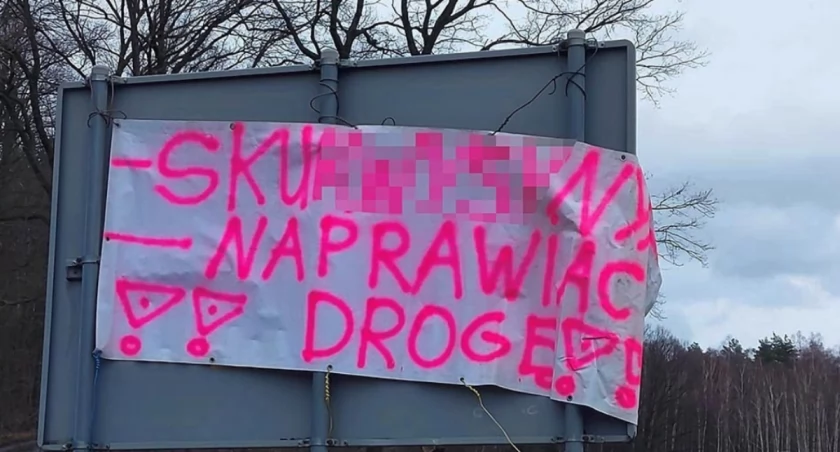 Kierowcy puściły nerwy. Wymowny baner z apelem o naprawę drogi