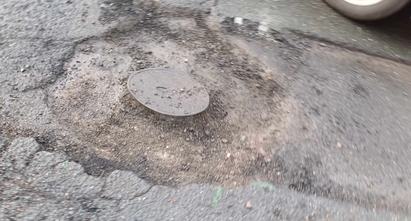 Kapeć i pokrzywiona felga. Efekt przejazdu ulicą Bankową