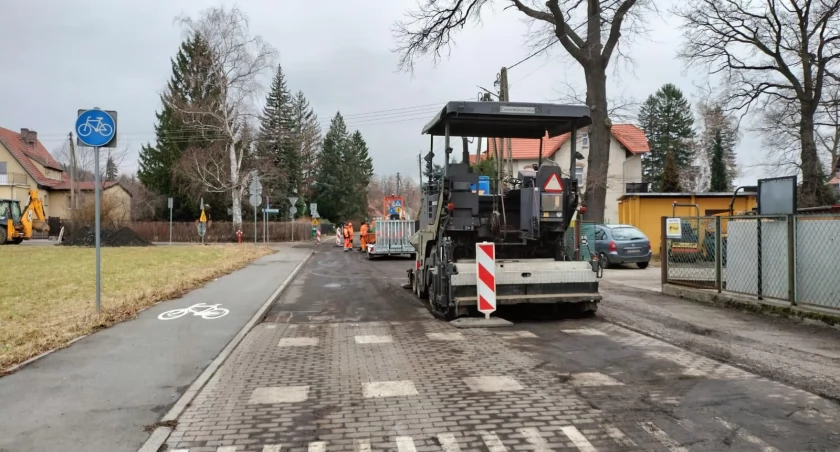 Kółko Rolnicze z Siedlęcina naprawia drogi w Sobieszowie