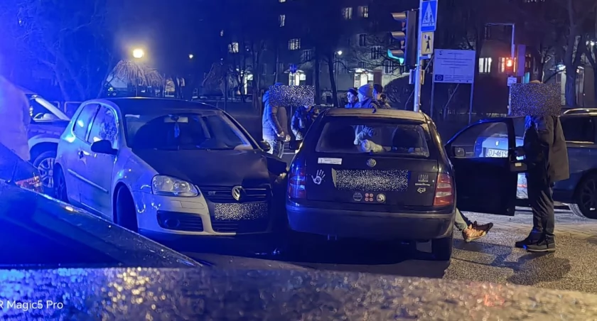 Zderzenie dwóch samochodów na Różyckiego. Dwie osoby zabrane do szpitala.