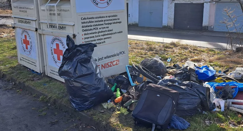 Śmieci wokół kontenera na odzież używaną
