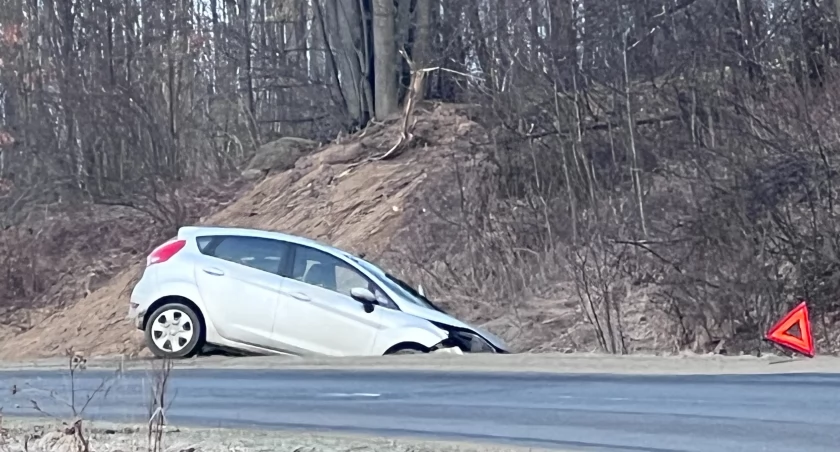 Uwaga ślisko na drogach. Kobieta Fordem wpadła do rowu