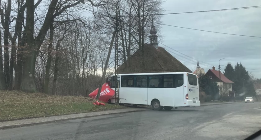 Autobus stoczył się bez kierowcy i wjechał w namiot