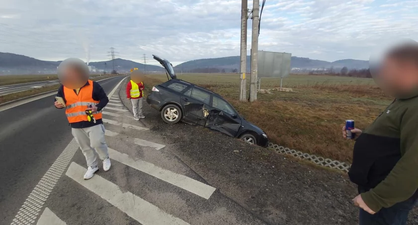 Zdarzenie drogowe na obwodnicy Piechowic. Z samochodu uciekł pies